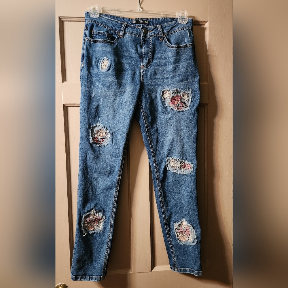 Tru Luxe Distressed Peekaboo Patches Size 29 / 8 Jeans